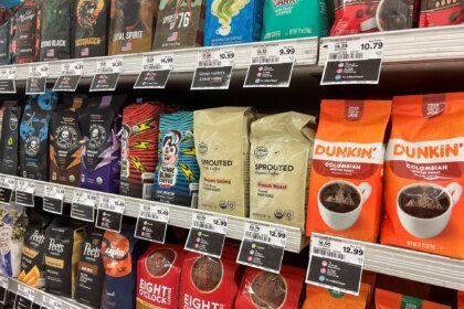 Preços do café sob alta, taxa extra e estoques reduzidos: os impactos do tarifaço nos EUA