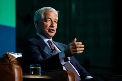 Presidente-executivo do JPMorgan afirma que a economia proporcionada pela IA já corresponde ao investimento realizado nela