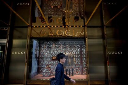 Proprietário da Gucci pretende negociar divisão de beleza com L’Oréal, dizem fontes.
