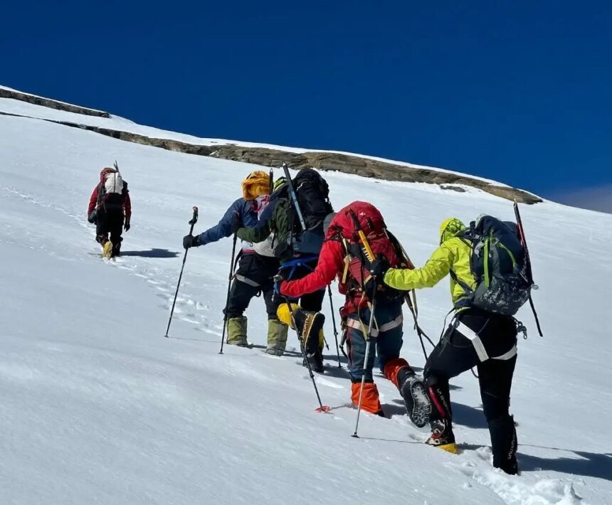 Quase mil pessoas ficam retidas no lado tibetano do Monte Everest por nevasca