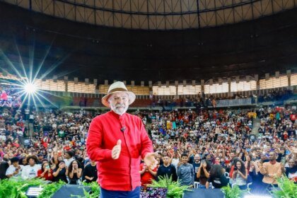 Que nenhum presidente estrangeiro jamais fale de forma ríspida com o Brasil, afirma Lula