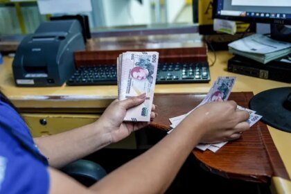 Remessas para América Latina disparam com deportações de Trump