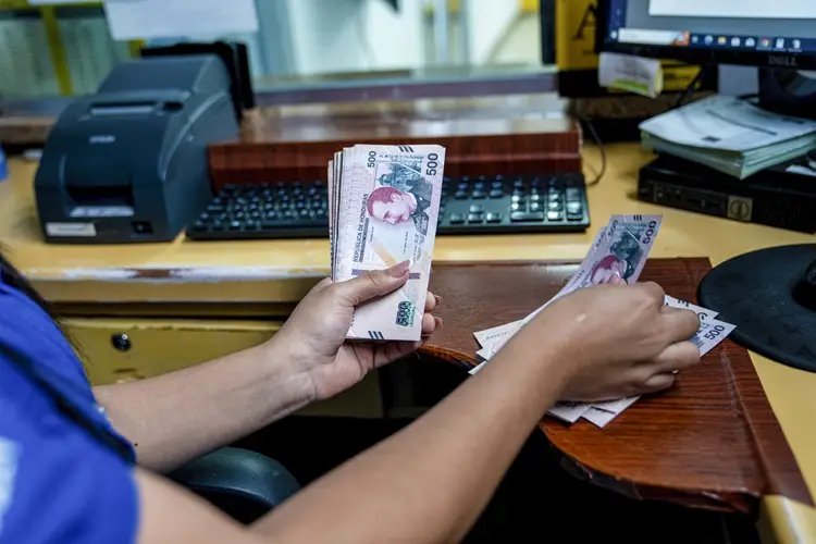 Remessas para América Latina disparam com deportações de Trump