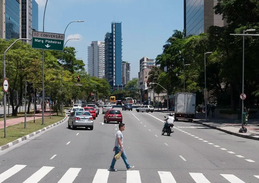 Salas comerciais na Faria Lima atingem preço de até R$ 400 por metro quadrado.