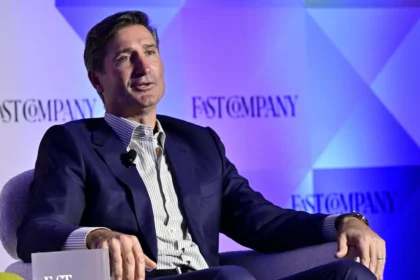 Starbucks já conta com um barista de IA oculto para auxiliar na preparação do café, mas rejeita o uso de robôs.