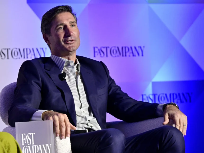 Starbucks já conta com um barista de IA oculto para auxiliar na preparação do café, mas rejeita o uso de robôs.