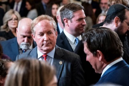 Texas move ação contra fabricantes do Tylenol, acusando-os de esconder riscos relacionados ao autismo