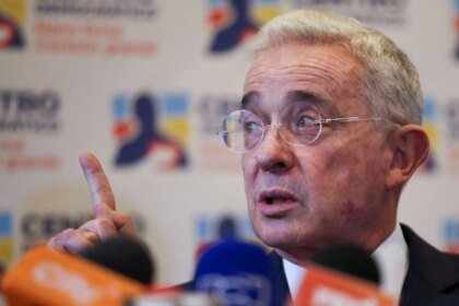 Tribunal colombiano anula condenação de Álvaro Uribe a sete meses das eleições
