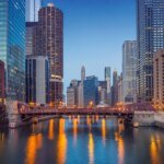 Trump bloqueia US,1 bilhões em fundos para Chicago durante impasse sobre paralisação