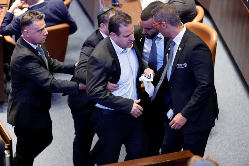 Trump tem seu discurso brevemente interrompido por oposição no Parlamento de Israel