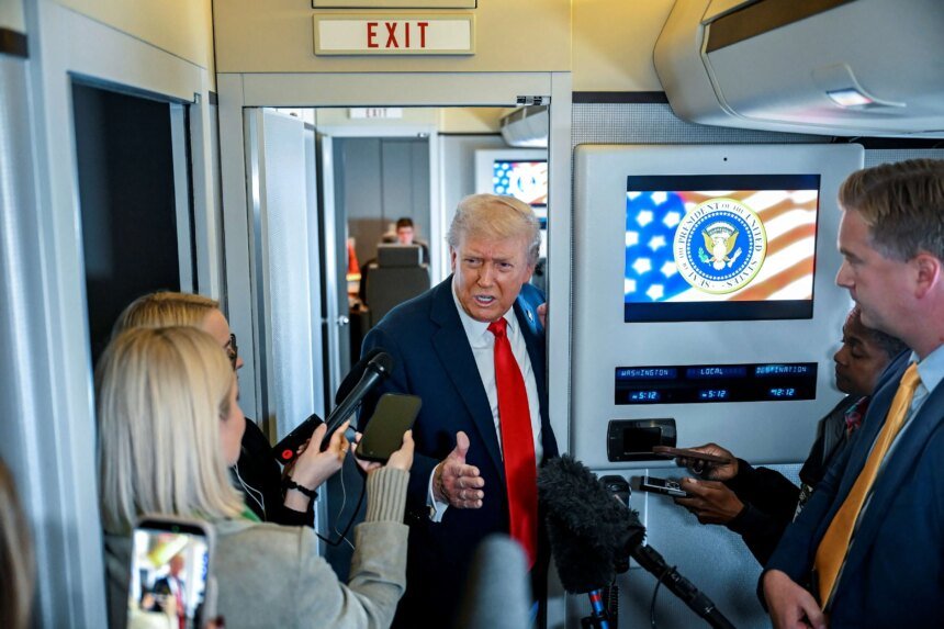 Veja algumas opções para reescrever esse título:

1. O impacto global da guerra comercial entre Trump e a China  
2. Como o conflito comercial de Trump com a China afeta o mundo inteiro  
3. A disputa comercial de Trump e China e suas consequências globais  
4. Mundo em tensão devido à guerra comercial entre Trump e China  
5. A guerra comercial entre Trump e China e o efeito dominó no cenário mundial

Se desejar, posso sugerir mais opções ou ajustar algum desses títulos.