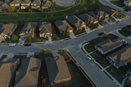 Vendas de moradias nos EUA permanecem estáveis em setembro apesar da queda nos juros