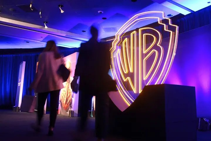Warner Bros. avalia possível venda após interesse de grandes empresas como Netflix e Paramount