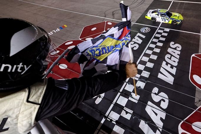 Almirola Triunfa em Las Vegas Após Duelo Intenso com Zilisch