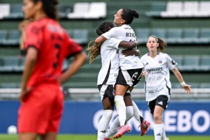 Colo Colo avança com técnica brasileira e Corinthians domina na Libertadores Feminina