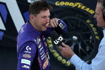 Hamlin Triunfa em Las Vegas Após Duelo Intenso na NASCAR Cup