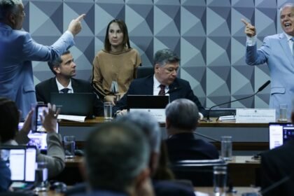 Ex-Presidente do INSS Silencia Diante de Questionamentos em CPI