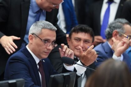 Câmara Suspende Ação do STF Contra Deputado Gustavo Gayer: Entenda