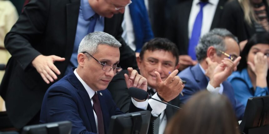 Câmara Suspende Ação do STF Contra Deputado Gustavo Gayer: Entenda