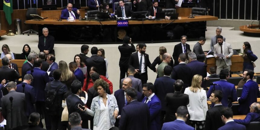 Câmara Endurece Penas para Extorsão e Uso de Escudo Humano por Criminosos