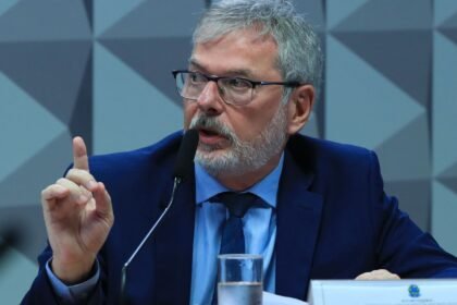 Ex-Diretor do INSS Nega Envolvimento Político em Fraudes à CPI