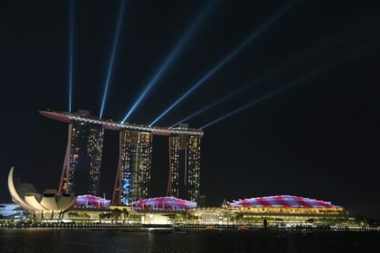 GP de Singapura: F1 Acelera em Marina Bay sob Refletores e Clima Incerto
