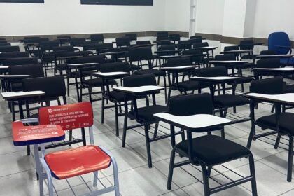 Feminicídio: Jubs expõe cadeiras vazias em campanha impactante