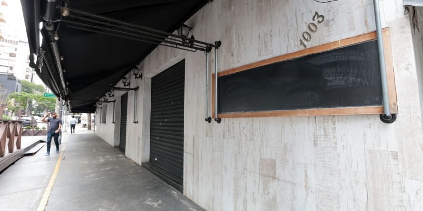 Vigilância Sanitária Interdita Bebidas em Supermercado Após Suspeita de Intoxicação