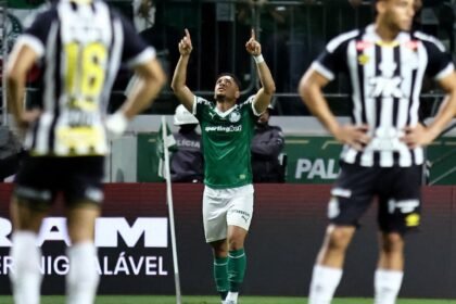 Palmeiras vence Santos com dois gols de Vitor Roque e amplia vantagem no Brasileirão