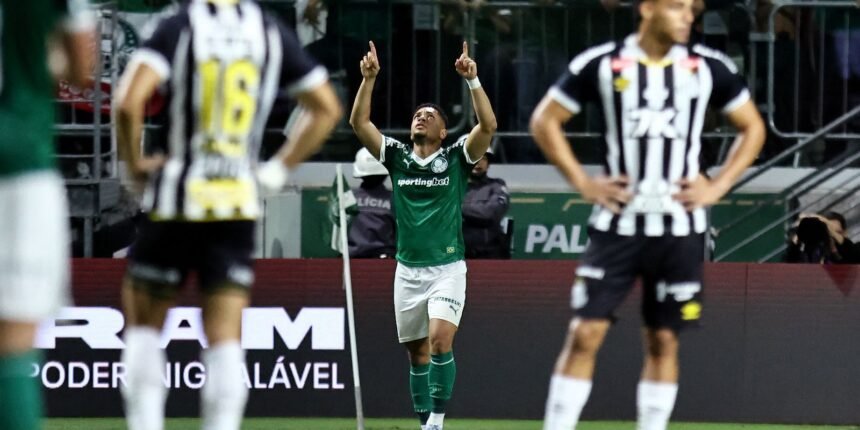 Palmeiras vence Santos com dois gols de Vitor Roque e amplia vantagem no Brasileirão