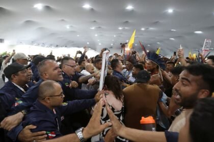 COP30: Protesto Tenta Romper Segurança e Acessar Área de Negociações