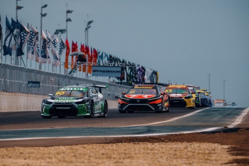 Stock Car: Maurício Domina Noite de Cuiabá com Vitória Histórica