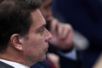 Ramagem Fora do Brasil: Líder do PT aciona STF e Câmara