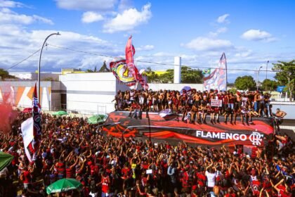 Flamengo Rumo ao Tri: Torcida Incendeia Embarque Para Final da Libertadores
