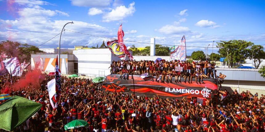 Flamengo Rumo ao Tri: Torcida Incendeia Embarque Para Final da Libertadores