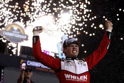Love Desbanca Zilisch e Garante Troféu na NASCAR Xfinity 2025