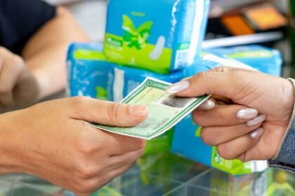 Absorventes Gratuitos no SUS: Milhões de Mulheres Recebem Alerta para Retirada